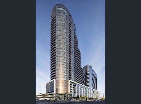 Whitehorse Towers - Accommodation Broadbeach 0