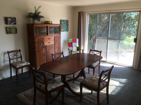 Yarram Cottage: Art And Accommodation - Accommodation Broadbeach 3