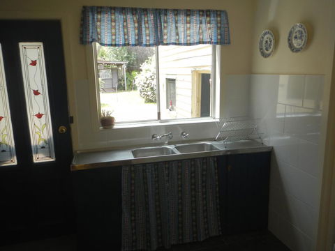 Yarram Cottage: Art And Accommodation - Accommodation Broadbeach 2