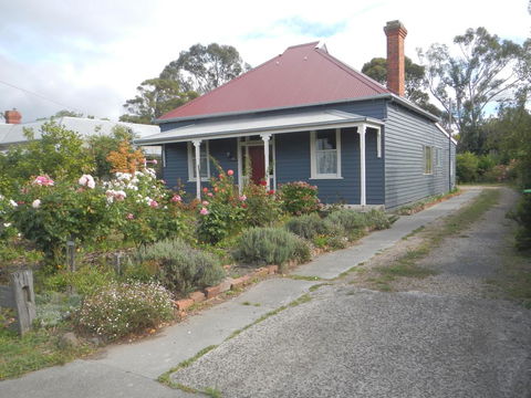 Yarram Cottage: Art And Accommodation - Accommodation Broadbeach 1