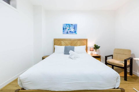 A Coveted Collins Street Pad With Parking - Accommodation Broadbeach 1