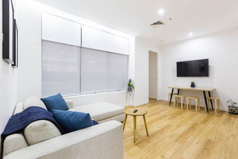 A Coveted Collins Street Pad With Parking - Accommodation Broadbeach 2