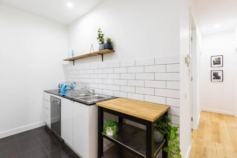 A Coveted Collins Street Pad With Parking - Accommodation Broadbeach 3