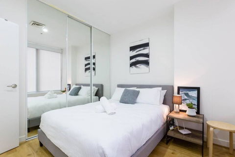 A Coveted Collins Street Pad With Parking - Accommodation Broadbeach 4