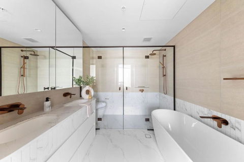 A Cozy 2BR Apt At Sapphire By The Gardens - Accommodation Broadbeach 2