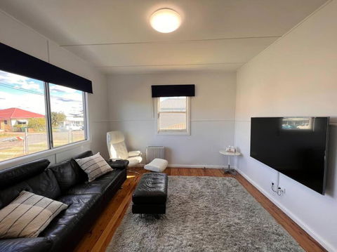 A Delightful Two-bedroom Cottage On Toowoon Bay. - Accommodation Broadbeach 0