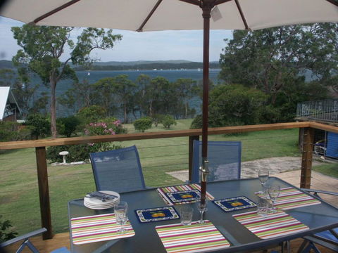 A LAKEHOUSE ESCAPE - A Waterfront Reserve On Shores Of Lake Macquarie - Accommodation Broadbeach 1
