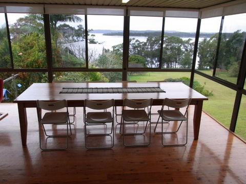 A LAKEHOUSE ESCAPE - A Waterfront Reserve On Shores Of Lake Macquarie - Accommodation Broadbeach 3