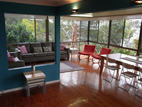 A LAKEHOUSE ESCAPE - A Waterfront Reserve On Shores Of Lake Macquarie - Accommodation Broadbeach 2