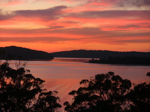 A LAKEHOUSE ESCAPE - A Waterfront Reserve On Shores Of Lake Macquarie - Accommodation Broadbeach 0