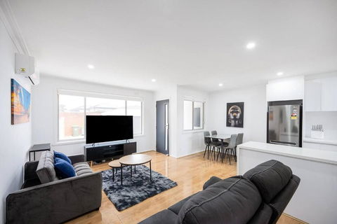 A Private Hideaway With Large Backyard And CarParks - Accommodation Broadbeach 0