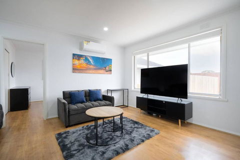 A Private Hideaway With Large Backyard And CarParks - Accommodation Broadbeach 1