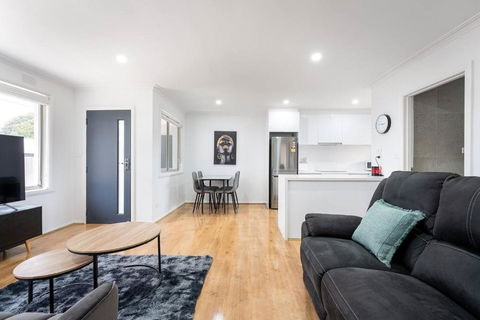 A Private Hideaway With Large Backyard And CarParks - Accommodation Broadbeach 3