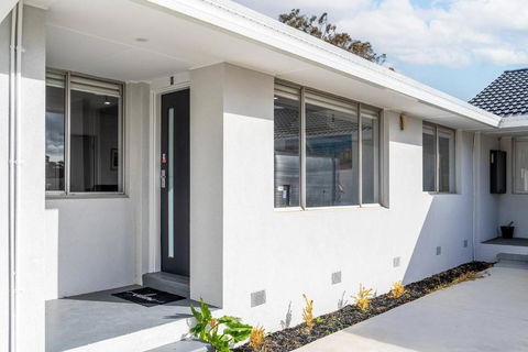 A Private Hideaway With Large Backyard And CarParks - Accommodation Broadbeach 2
