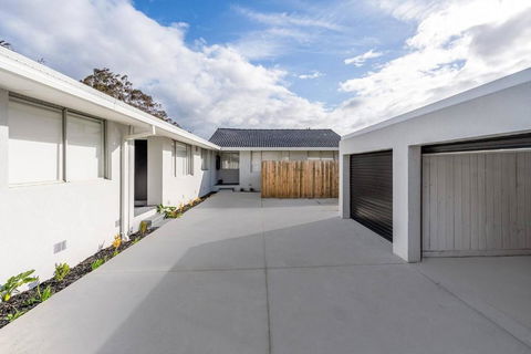 A Private Hideaway With Large Backyard And CarParks - Accommodation Broadbeach 4