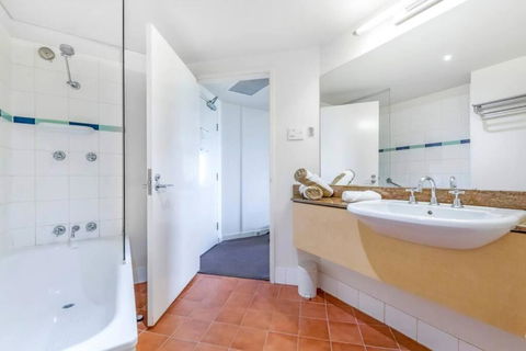 A Waterview Oasis On The Esplanade With Pool - Accommodation Broadbeach 4