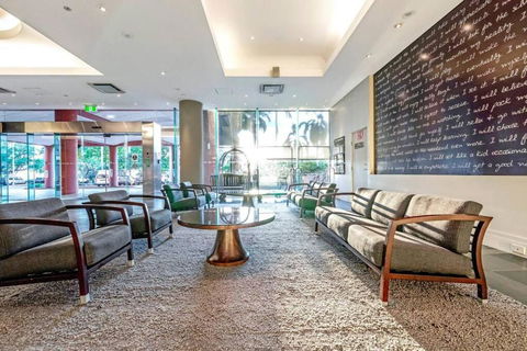 A Waterview Oasis On The Esplanade With Pool - Accommodation Broadbeach 3
