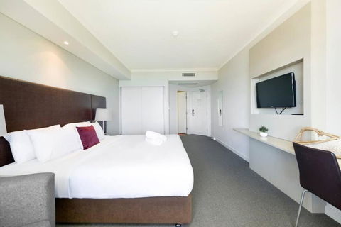 A Waterview Oasis On The Esplanade With Pool - Accommodation Broadbeach 2