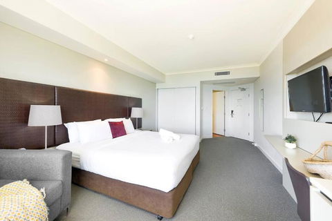 A Waterview Oasis On The Esplanade With Pool - Accommodation Broadbeach 1