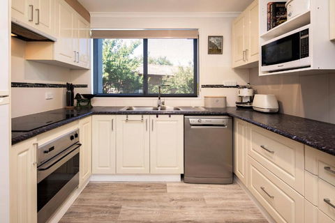 Aalen Lakeview Suite - Accommodation Broadbeach 3