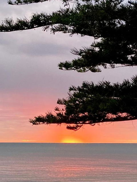 Absolute Beachfront Apartment, Amazing Sunsets - Accommodation Broadbeach 2