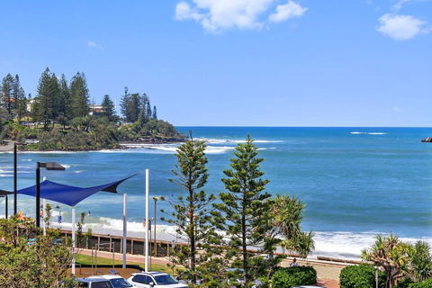 Absolute Beachfront Rolling Surf Resort - Accommodation Broadbeach 0
