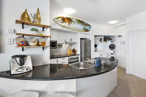 Absolute Beachfront Rolling Surf Resort - Accommodation Broadbeach 1