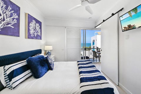 Absolute Beachfront Rolling Surf Resort - Accommodation Broadbeach 2