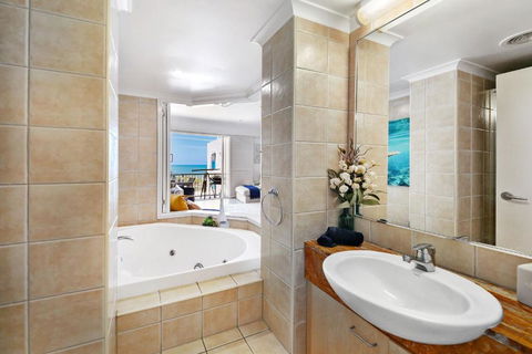 Absolute Beachfront Rolling Surf Resort - Accommodation Broadbeach 3