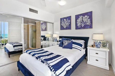 Absolute Beachfront Rolling Surf Resort - Accommodation Broadbeach 4