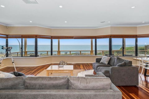 Absolute Oceanfront Escape - Accommodation Broadbeach 1