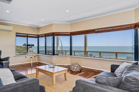 Absolute Oceanfront Escape - Accommodation Broadbeach 3