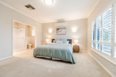 Absolute Oceanfront Escape - Accommodation Broadbeach 4