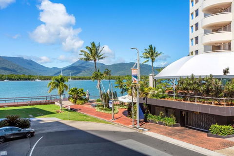 Absolute Waterfront - Enjoy Exceptional Lifestyle - Accommodation Broadbeach 3