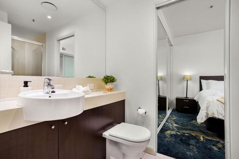 Absolute Waterfront - Enjoy Exceptional Lifestyle - Accommodation Broadbeach 1