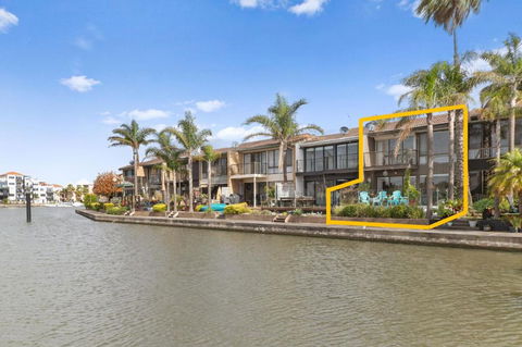 Absolute Waterfront Marina Views - Accommodation Broadbeach 0