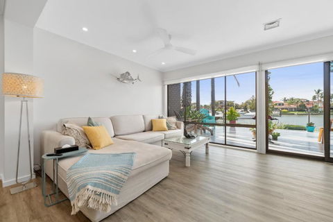 Absolute Waterfront Marina Views - Accommodation Broadbeach 1