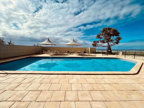 ABSOLUTELY STUNNING! ON THE BEACH !!! - Accommodation Broadbeach 2