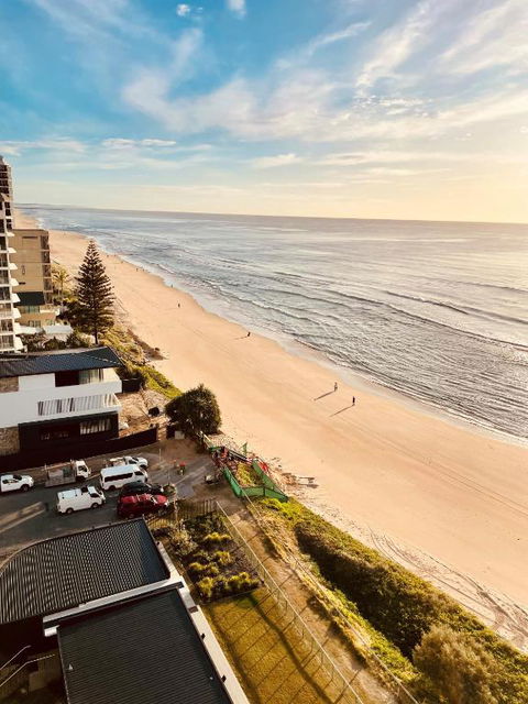 ABSOLUTELY STUNNING! ON THE BEACH !!! - Accommodation Broadbeach 0