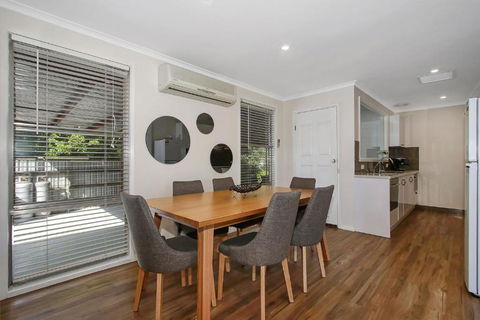 Acaronar- Great Value For Money - Accommodation Broadbeach 2