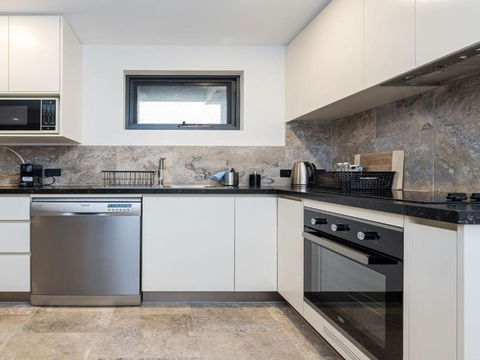 Across The Road From The Beach Inlet Side - Accommodation Broadbeach 3
