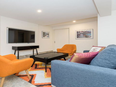 Across The Road From The Beach Inlet Side - Accommodation Broadbeach 2