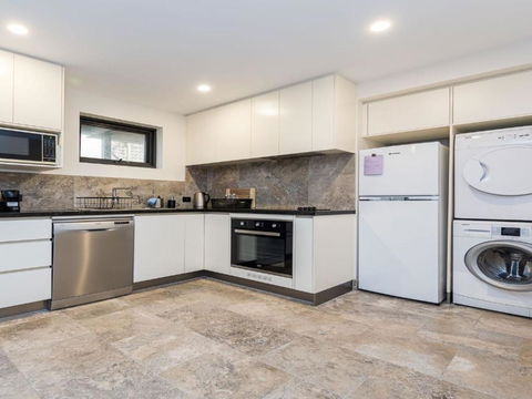 Across The Road From The Beach Inlet Side - Accommodation Broadbeach 4