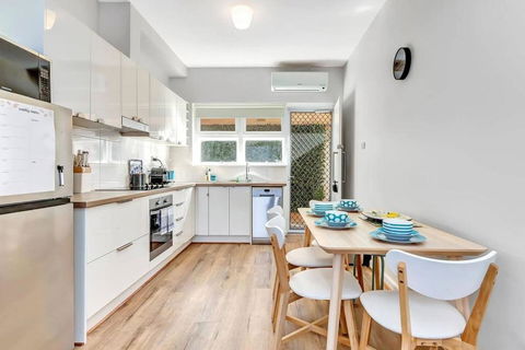 Adventure Awaits - Footsteps From West Beach - Accommodation Broadbeach 2
