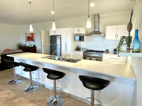 Africaine Voyage - Accommodation Broadbeach 0