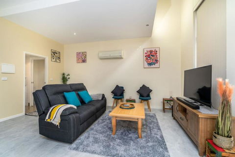 Absolutely Spacious APT Unit Between ANU And City - Accommodation Broadbeach 1