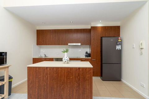 Absolutely Spacious APT Unit Between ANU And City - Accommodation Broadbeach 3