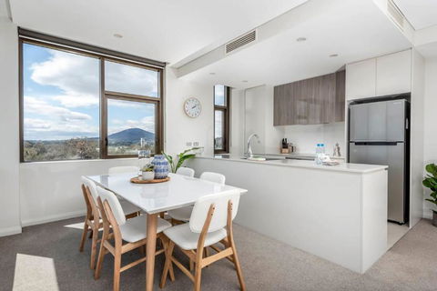Amazing View In Large Apartment Barton ACT - Accommodation Broadbeach 3