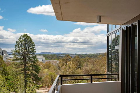Amazing View In Large Apartment Barton ACT - Accommodation Broadbeach 0