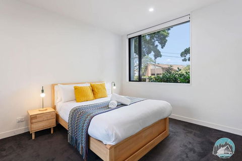 Aircabin - Five Dock - Stylish 2-Bed Apt Near Bay - Accommodation Broadbeach 2